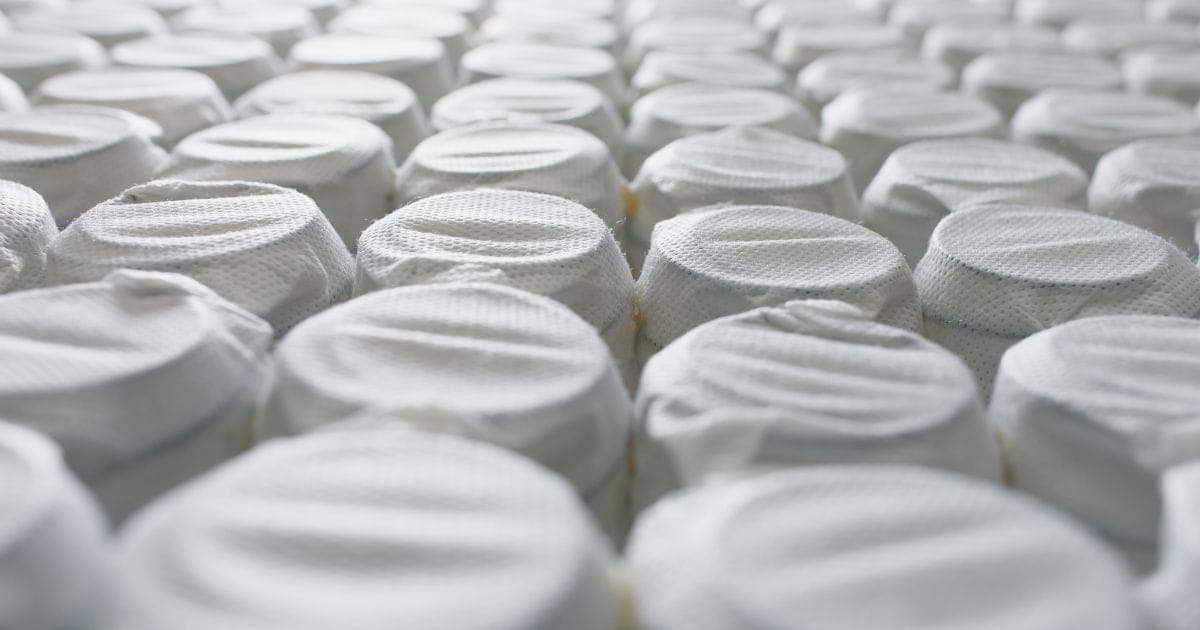 Gros plan sur les ressorts ensachés d’un matelas à ressorts FamBed.