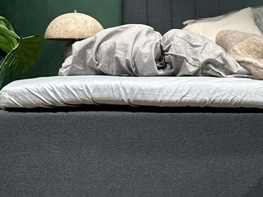 Gros plan sur le drap-housse FamBed tendu sur le surmatelas d’un lit familial