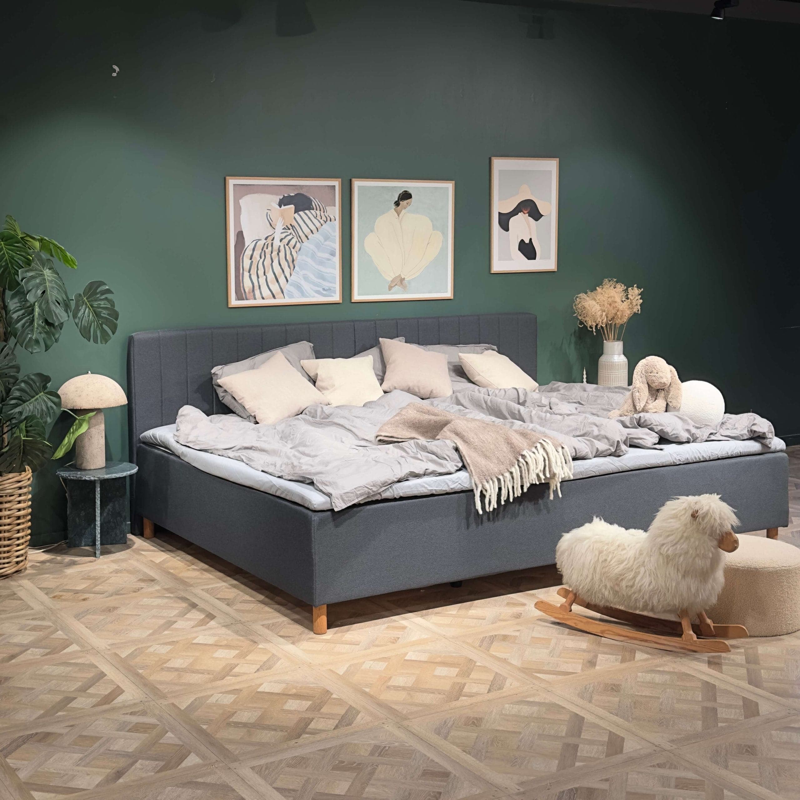 Tête de lit FAMBED gris foncé sur toute la largeur du lit familial
