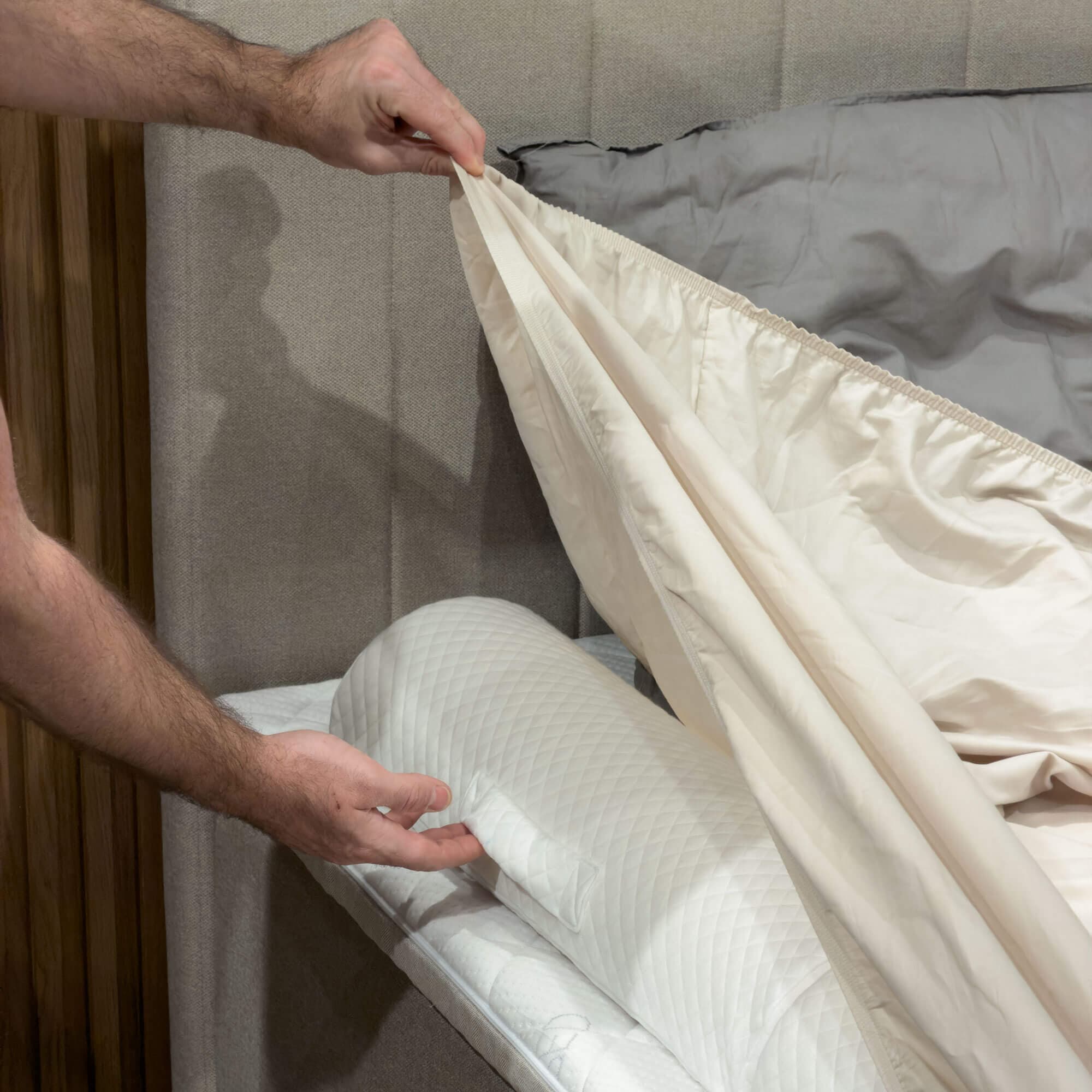 Barrière de lit FamBed bien maintenue sous le drap, le long du bord du lit