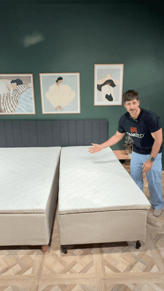 Deux sommiers à ressorts FamBed avec matelas blancs, rapprochés pour former une surface de couchage continue.