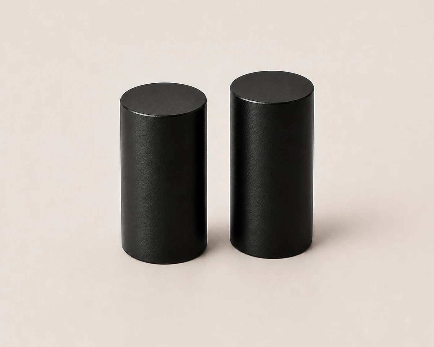 Deux pieds centraux noirs cylindriques sur une surface claire