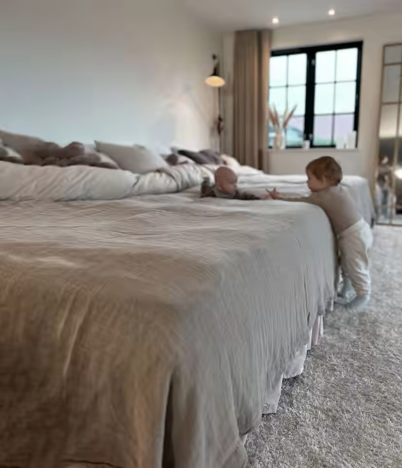 Famille dormant ensemble dans un lit familial FAMBED® de 360 cm de large