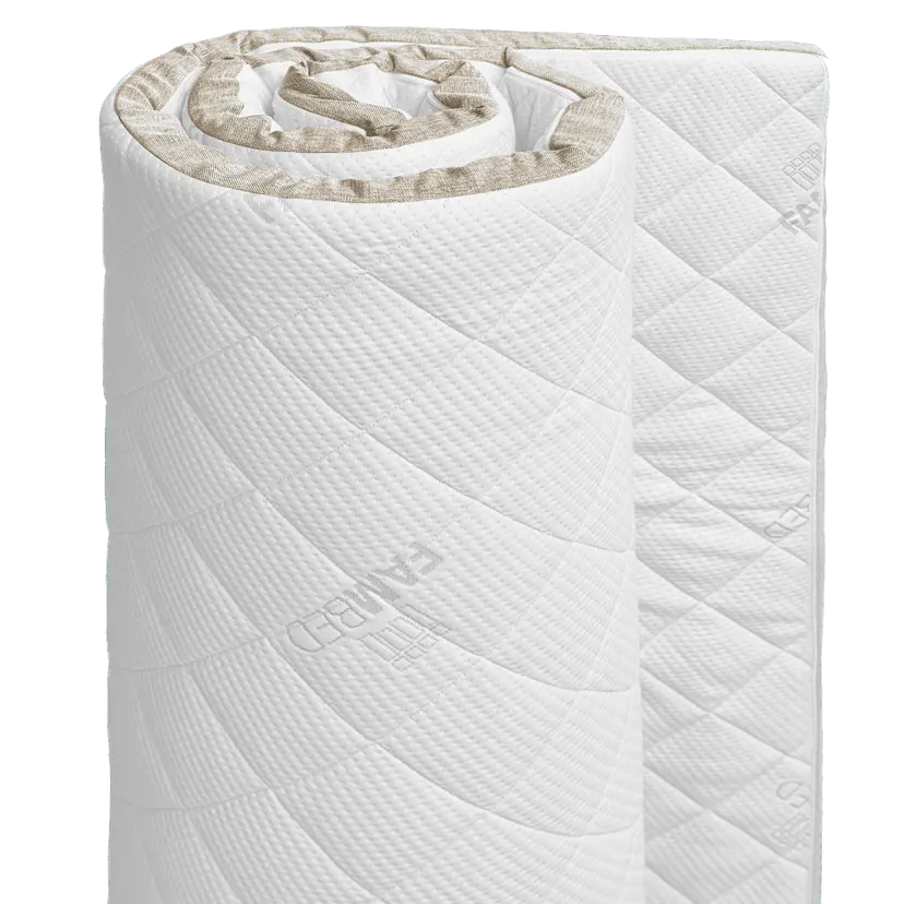 Surmatelas FAMBED enroulé, avec housse blanche matelassée et passepoil beige